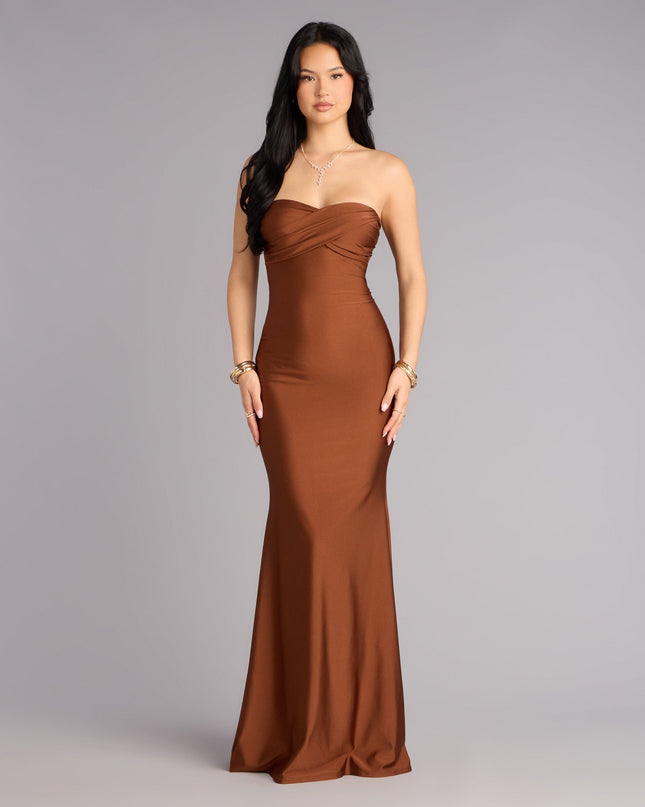 With luxe shine and a scroll-stopping brown, you’ll stand out in the Adley Strapless Mermaid Dress—a prom dress made for your made-you-look moment.