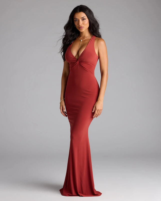 Step into the new season looking effortlessly chic in the Juliane Strappy Back Mermaid Formal Dress in rust, a must-have Windsor dress for your cool-weather wardrobe.