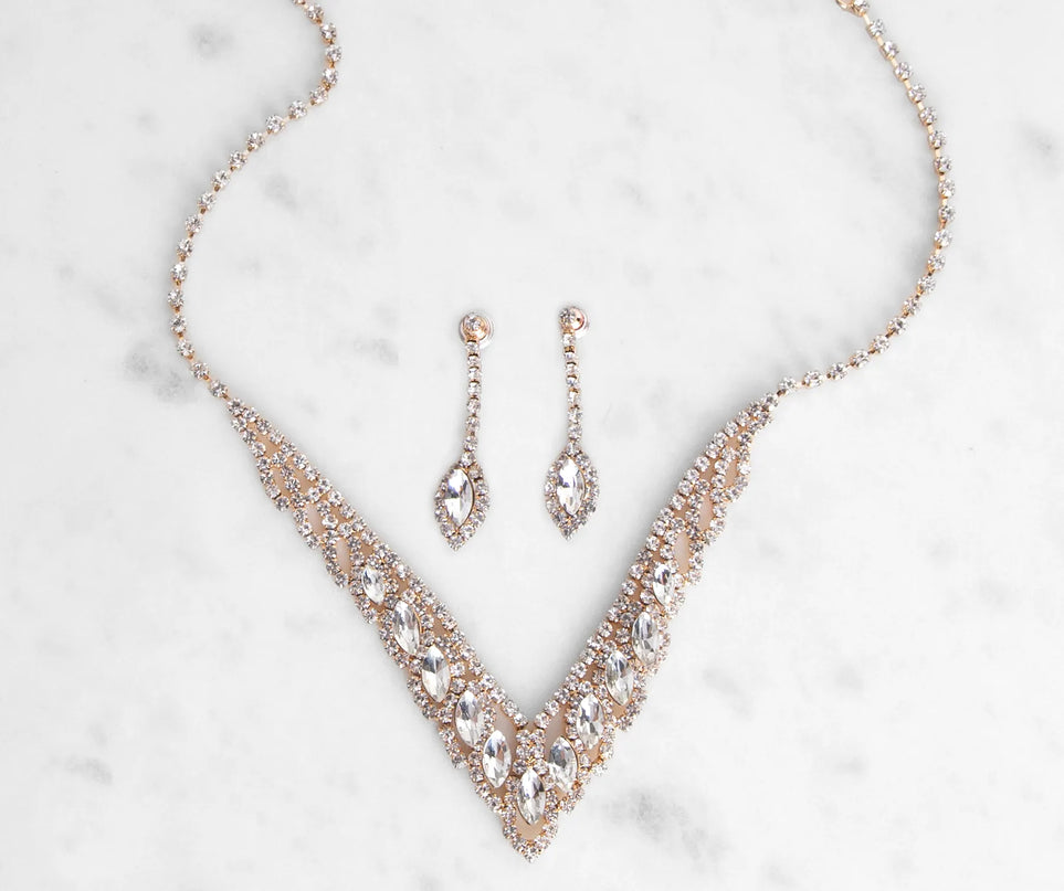 Get ready for any event with the Elegant Tear Drop Rhinestone Set in gold, an essential start to creating a versatile outfit for women for parties, cocktail hours, or Valentine's Day events.