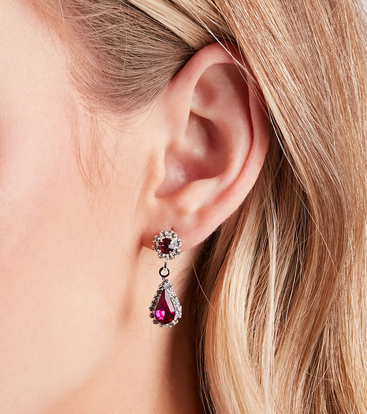 Get ready for any event with the Elegant Style Rhinestone Necklace And Earrings Set, an essential start to creating a versatile outfit for women for parties, cocktail hours, or Valentine's Day events.